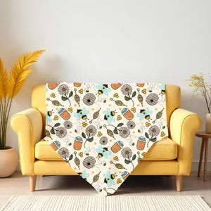 Bumble Bee Plush Throw Blanket: Honeycomb & Floral Design