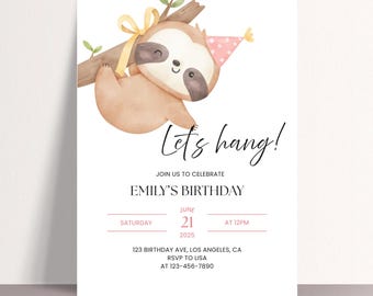 Może przedstawiać: Biała karta zaproszenia z akwarelową ilustracją leniwca w czapeczce urodzinowej wiszącego na gałęzi. Tekst "Let's hang!" znajduje się nad szczegółami zaproszenia na urodziny Emily, w tym datą, godziną i miejscem.