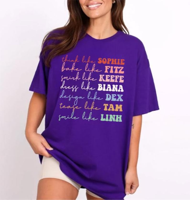 Puede incluir: Una camiseta morada con texto colorido. El texto dice: "think like SOPHIE, bake like FITZ, smirk like KEEFE, dress like BIANA, design like DEX, tease like TAM, smile like LINH."