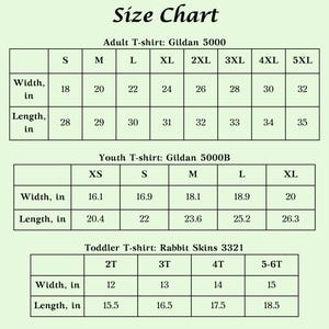 Puede incluir: Una tabla de tallas para camisetas de adulto, juvenil y ni&ntilde;o peque&ntilde;o. Las medidas est&aacute;n en pulgadas, con tallas que van de la XS a la 5XL. La tabla muestra las dimensiones de ancho y largo. El texto "Size Chart" est&aacute; en la parte superior.