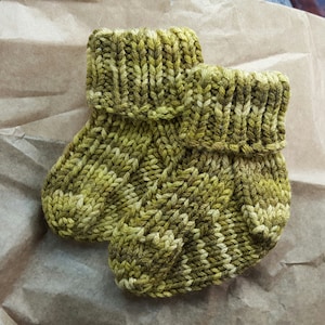 Wee Pea! baby socks | pdf knitting pattern | fits newborns - 12 months