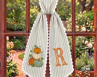 Geborduurd monogram herfstsjerp, saliegroene tikkende streep krans strik met pompoenen, herfstoogst decor voordeur