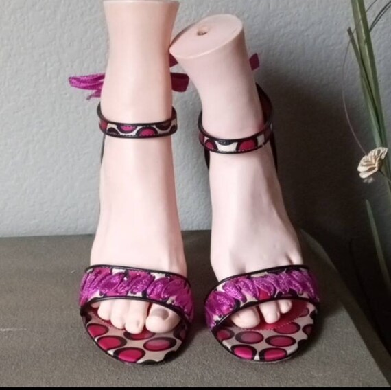 ★Betsey Johnson★K‐POPアイドル愛用★TROY★サンダル Amazon.com | Betsey Women's Troy Wedge Sandal, Ivory, 6