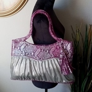 Cartera grande de piel con relieve de serpiente en color morado y plateado y oromesh de WHITING & DAVIS