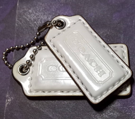 激レア　coach キーホルダー　ミニフォトブック　ホワイト　y2k COACH Signature Double White Leather Hang Tags / Keychain / Fob - Etsy
