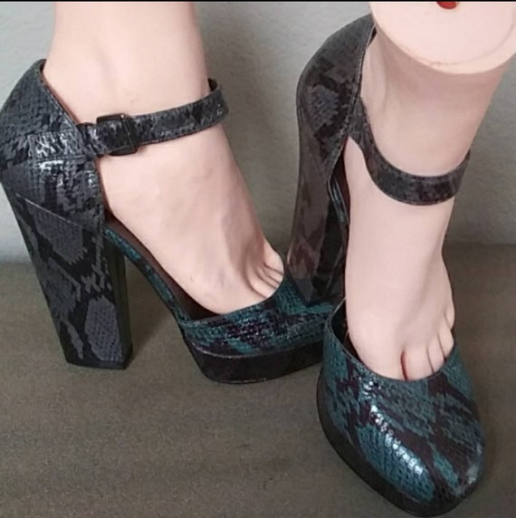 NINE WEST Gray Turquoise Faux Snake Heels. 8.5M