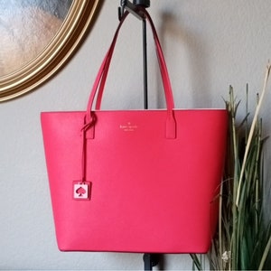 Bolso tipo cubo grande color rosa salmón oscuro de Kate Spade.