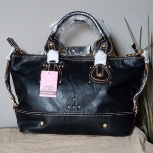 MELIE BIANCO Bolso de hombro grande tipo cartera de cuero negro con tachuelas de latón.