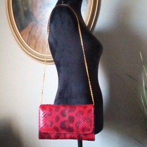 Cartera de mano estilo bandolera de piel de serpiente y cuero rojo auténtico Roma de ARPELL, años 60