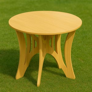 Könnte beinhalten: Ein runder, hellfarbiger Holztisch mit glatter Oberfläche. Der Tisch hat ein einzigartiges Basisdesign mit geschwungenen Beinen und dekorativen Ausschnitten. Der Tisch steht auf einer grünen, grasbewachsenen Oberfläche.