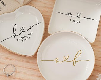 Plato de anillo de compromiso personalizado: Diseño de corazón con iniciales de cerámica