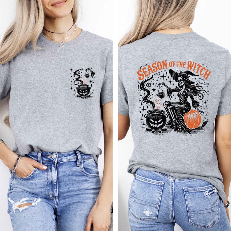 以下が含まれることがあります： ハロウィーンをテーマにしたデザインのヘザーグレーのTシャツ。フロントポケットには大釜のグラフィックがあります。シャツの背面には、オレンジ色の「SEASON OF THE WITCH」というテキストとともに、スケルトンの魔女が描かれています。