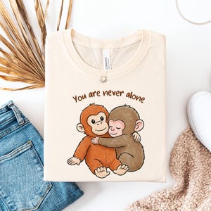 You Are Never Alone Monkey Shirt, Baby Punch Monkey Shirt, Viral Hugging Monkeys T-Shirt, Monkey Hugging Plush Toy bild 6