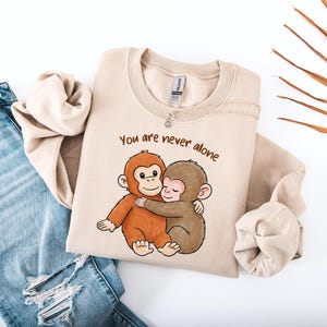 You Are Never Alone Monkey Shirt, Baby Punch Monkey Shirt, Viral Hugging Monkeys T-Shirt, Monkey Hugging Plush Toy bild 5