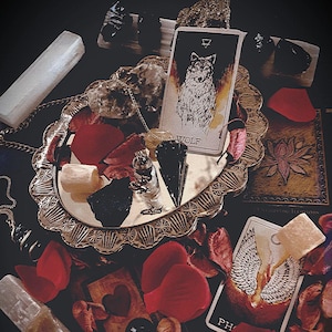 Lectures personnalisées avec tarot, cartes oracle et Katina Deste. Conseils, empathie et énergie Shewolf-pour vous aider à trouver les réponses que vous cherchez !