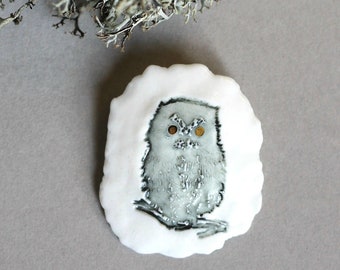 Porseleinen broche "Totem. Uil." Uniek handgemaakt porseleinen sieraad. Cadeau voor een leraar. Porseleinen broche met een wijze uil.