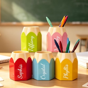 Personalisierter Stiftehalter mit Namensaufdruck, Buntstiftbox für den Kinderschreibtisch, Geschenk zum Schulanfang für Jungen, Mädchen, Schüler und Klassenzimmer