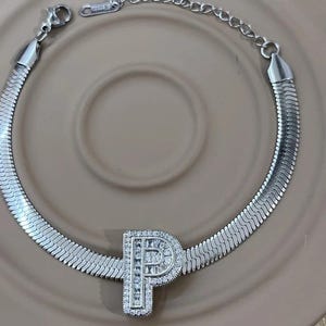 Pulsera de metal con la letra P y cuentas de cristal: cadena ajustable, diseño hecho a mano