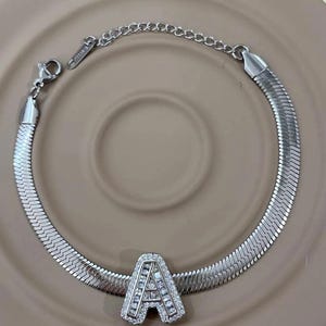 Pulsera de metal con letra A y cuentas de cristal: cadena ajustable, diseño hecho a mano