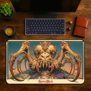 Puede incluir: Una alfombrilla de escritorio rectangular con una ilustración detallada de una araña mecánica en tonos beige, naranja y marrón. La criatura tiene múltiples ojos y patas curvas afiladas. El texto SpiderMech está impreso en rojo abajo.