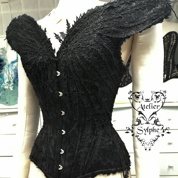 Corset taille 64cm dentelle noire fantaisie avec design tissu plume surbuste