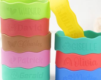 Anpassade graverade silikonflaskband, personliga halkfria etiketter för sippomuggar i presentförpackning, flaskband för barn, anpassade silikonflasketiketter