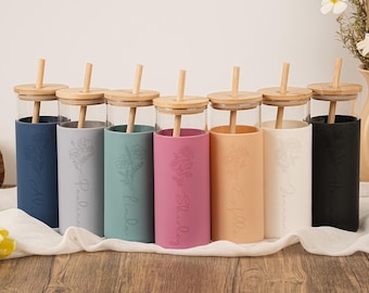 Bicchiere con fiore di nascita inciso e personalizzato con cannuccia e custodia in silicone, tazza con fiore personalizzata con nome, tazza da caffè per festa di fidanzamento, regalo per lei