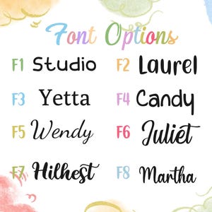 K&ouml;nnte beinhalten: Grafik mit Schriftoptionen, betitelt mit "Font Options" in farbigen Buchstaben. Acht verschiedene Schriftarten werden gezeigt, jede mit einem Namen und einer Nummer, darunter Studio, Laurel, Yetta, Candy, Wendy, Juliet, Hilhest und Martha.