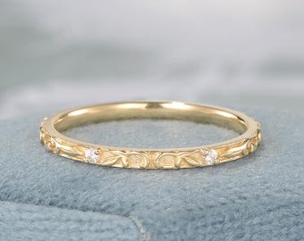 Alianza de boda de oro amarillo con filigrana de hoja de parra y moissanita, con grabado floral vintage y milgrain, a juego, apilable, para mujer