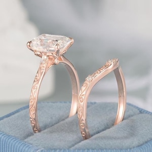 Vintage Engraved Emerald Cut Moissanite Bridal Set 2pcs Victorian Floral Setting Rose Gold Vine Leaf Curve Band Birthstone Personalized Ring