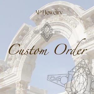 Op de afbeelding: Digitale illustratie van een ringontwerp met een diamantvorm en gedetailleerde patronen, tegen de achtergrond van een architectonische boog. De teksten "AP Jewelry" en "Custom Order" worden weergegeven in elegante lettertypen.