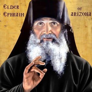 Pode incluir: Um ícone do Élder Efraim do Arizona, retratado com uma longa barba branca e um capuz preto. A imagem tem texto que diz "Elder Ephraim of Arizona" em uma fonte estilizada contra um fundo dourado. O Ancião está fazendo um gesto com a mão.