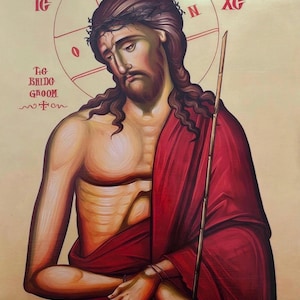 Può includere: Icona raffigurante una figura con una corona di spine, vestita con una veste rossa e con in mano un bastone. La figura ha la barba e i capelli lunghi. Lo sfondo è di colore beige chiaro con testo e simboli rossi.