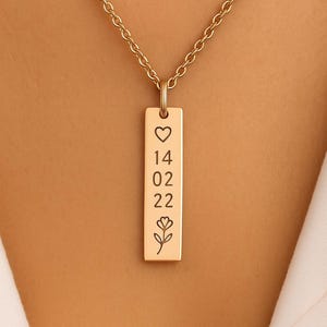 Collar de fecha personalizado con flor y corazón / Colgante de barra personalizado en oro, plata y rosa / Regalo significativo para ella