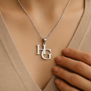 Collar con inicial personalizada y colgante de dos letras en oro, plata u oro rosa: un regalo elegante para mujer.
