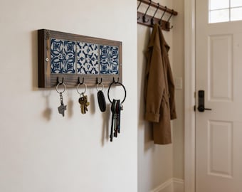 Rustieke houten sleutelhouder met Spaanse tegels en bronzen haken