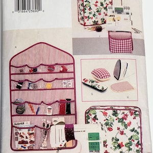Könnte beinhalten: Ein Nähmaschinen-Schnittmusterpaket mit verschiedenen Nähzubehör. Das Paket enthält eine Nähmaschine, ein Bügeleisen und andere Nähwerkzeuge. Das Cover trägt den Text "Butterick" und "4521". Das Zubehör ist in einem rot-weißen Blumenmuster gehalten.