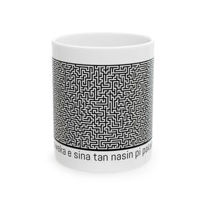 以下が含まれることがあります： 白のセラミックマグカップ。黒と白の迷路のデザインがマグカップを囲んでいます。「weka e sina tan nasin pi pake」の文字がマグカップの底に印刷されています。