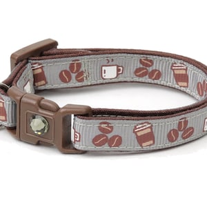 Peut inclure: Un collier de chat gris avec une boucle réglable marron et une clochette argentée. Le collier présente un motif répété de tasses à café et de grains de café.
