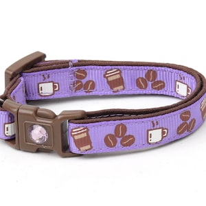Peut inclure: Collier pour chat violet avec un motif de tasse à café et de grains de café bruns. Le collier a une petite cloche violette.