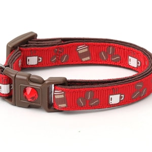 Peut inclure: Collier pour chat rouge avec un motif de tasse à café et de grains de café bruns. Le collier est doté d'une petite cloche rouge.