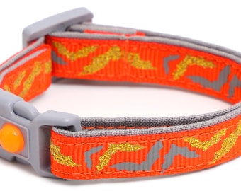 Collar para gatos de Halloween - Murciélagos dorados brillantes sobre naranja - Tamaño grande o pequeño - Collar para gatos de Halloween B149D279