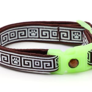 Griechisches Katzenhalsband - Griechischer Schlüssel auf Braun - Passender ID Tag - Kätzchen oder große Größe - Glow in the Dark B139D282