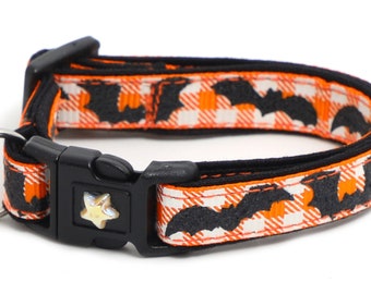 Collar de gato de Halloween - Murciélagos brillantes sobre cuadros naranjas - Gatito o talla grande - Collar de gato de Halloween B134D137