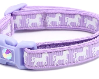 Collare per gatti - Cavalli bianchi su viola - Sicurezza - Collare per gatti staccabile con campanello e ciondolo B38D90