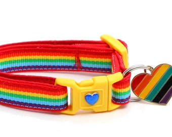 Può includere: Un collare per cani a righe arcobaleno con una fibbia in plastica gialla e un ciondolo a forma di cuore arcobaleno.