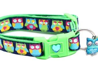 Puede incluir: Un collar para gato verde y azul con una campana y un dije con diseño de búho. El collar está hecho de nylon ajustable con una hebilla de plástico.