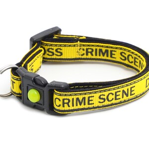 Op de afbeelding: Gele hondenriem met zwarte tekst die "Crime Scene Do Not Cross" luidt.