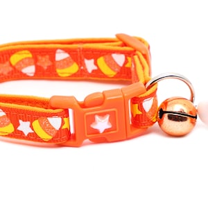 Può includere: Collare per gatti arancione con un design a mais dolce e un campanello. Il collare ha una stella bianca sulla fibbia e un ciondolo a mais dolce.