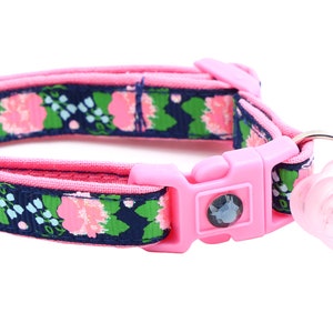 Collier pour chat fleuri - Oeillets roses sur marine - Breakaway Safety - B56D54